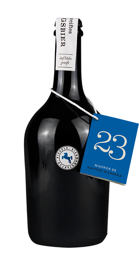 Eine Flasche Riegele Jahrgangsbier Magnus 23