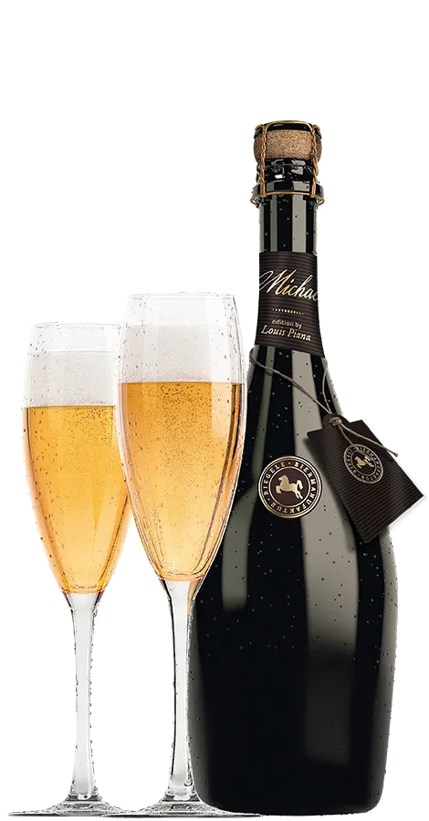 Eine Flasche Riegele Michaeli Bier in der Champagnerflasche mit zwei Stilgläsern