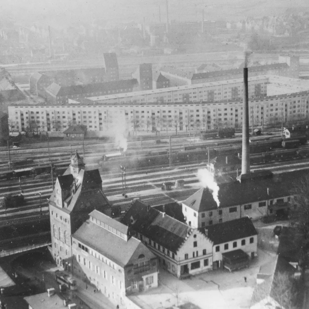 Eine historische Luftaufnahme der Riegele Brauerei in schwarz-weiß