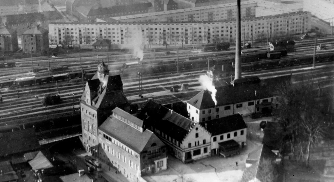 Eine historische Luftaufnahme der Riegele Brauerei in schwarz-weiß