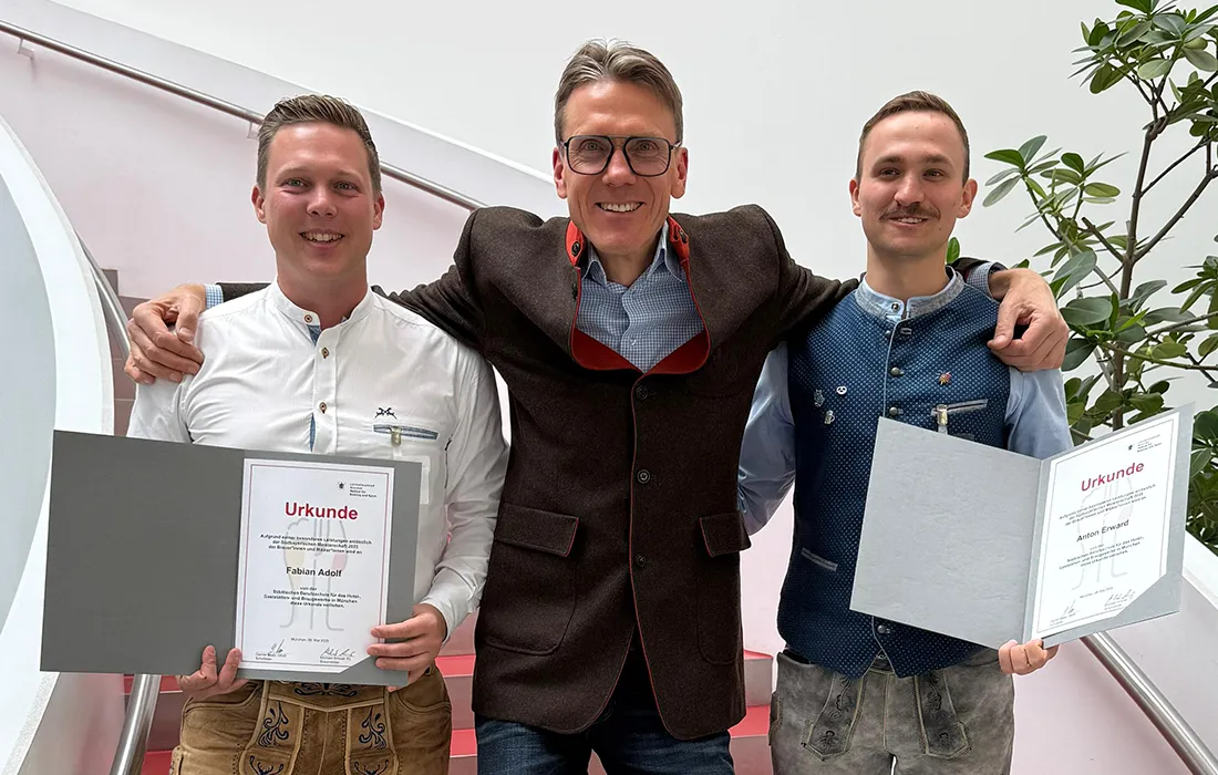 Die beiden Brauer mit ihren Urkunden und Braumeister Frank Müller