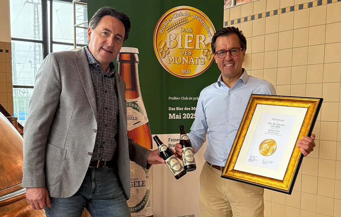 Frank Winkel vom Probierclub übergibt Sebastian Priller den Preis im Riegele Sudhaus