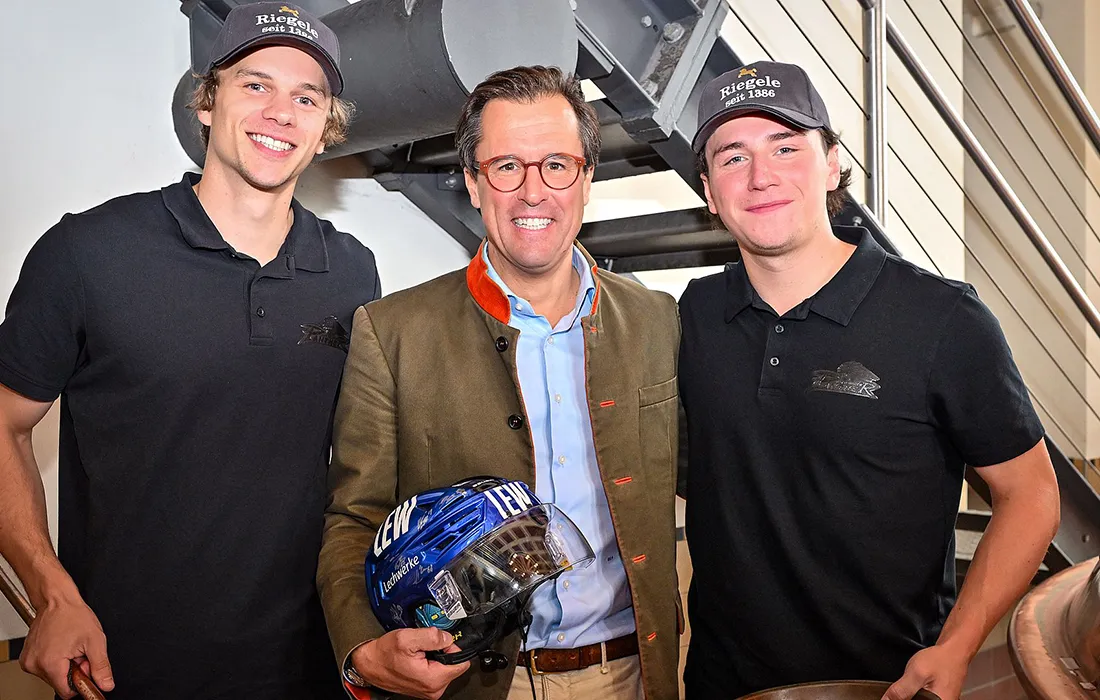 AEV-Spieler Tim Wohlgemuth und Enrico Henriquez mit Brauereichef Sebastian Priller