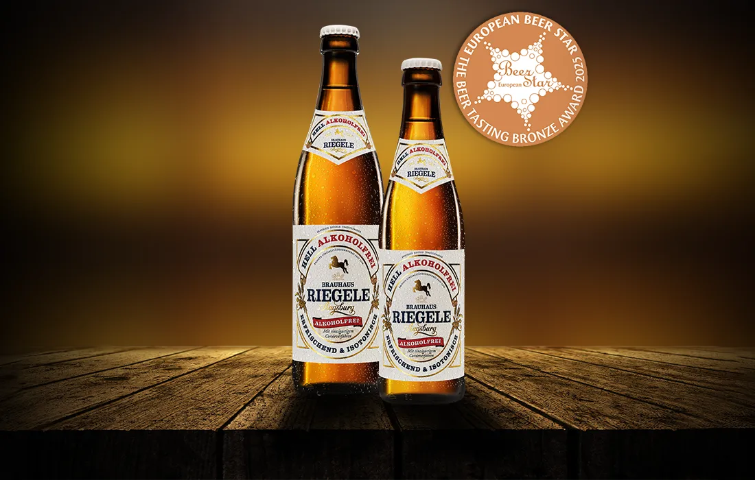 Zwei Flaschen Riegele Hell Alkoholfrei mit der Bronzemedaille European Beer Star daneben