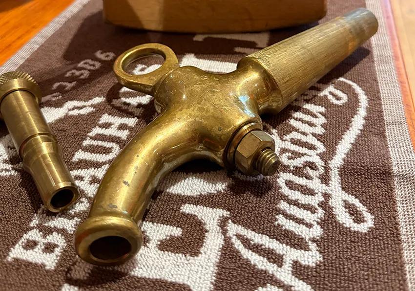 Messing-Zapfhahn liegt auf Riegele Thekentuch