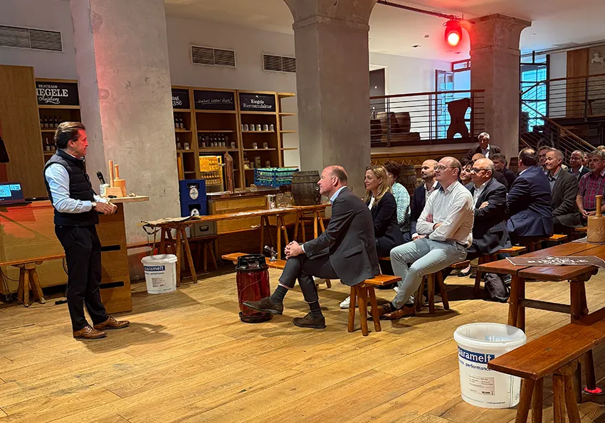 Bürgermeister hören interessiert zu, während Sebastian Priller erklärt